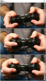 年轻人拿着游戏手柄玩游戏