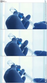 护士用注射器抽取药液