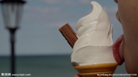 在海边吃冰淇淋的人