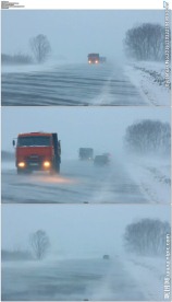 货车行驶在暴风雪的道路上