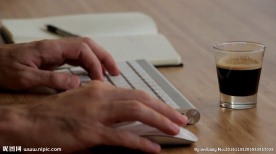 男人在键盘上打字