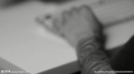 键盘打字的黑白视频