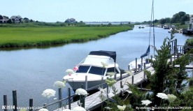 停靠在码头的游艇