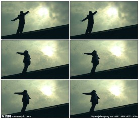 夕阳下展开双臂剪影