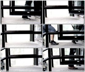 人们进出在大学寝室或者公寓门口