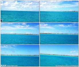 蓝色的水和沙滩全景