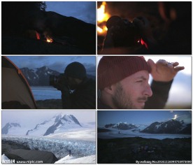 寒冷冰原劈柴野营摄影师户外生活