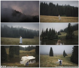 少女在山中迷雾里穿行