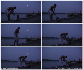 老人在印度河边劳作