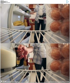 男人打开冰箱取水果放牛奶