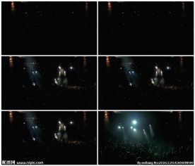 露天演出人群舞动