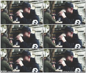 外国人街边瓶酒