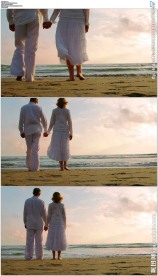 老年人手牵手看海