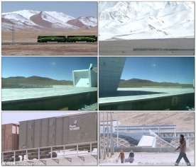 老式绿皮火车铁路上行驶