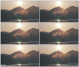 黄昏河边工厂排烟