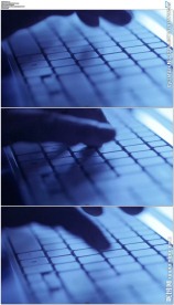 蓝色调笔记本打字