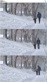 母亲牵着孩子在雪中行走