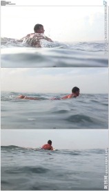 大海中奋力游泳