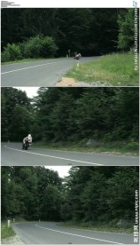 在公路上快速骑摩托车