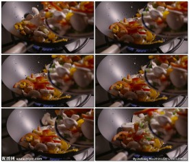 将蔬菜倒入锅中烹饪高清视频