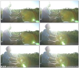 手持拍摄骑摩托车的人