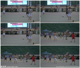 年轻人在街上踢足球