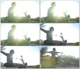 一名男子骑摩托车秀特技