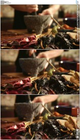 厨师用研钵杵碎调料