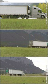 草原上行驶的货车