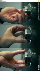 一只手开保险柜