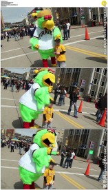 广场上儿童和乔装的海盗鹦鹉合影