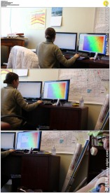 单亲妈妈一边上班一边照顾婴儿