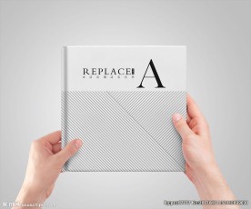 手拿画册展示样机