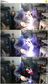 电焊工人焊接火花