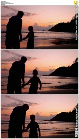 父子海滩看日落剪影