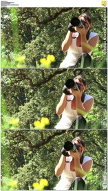 女摄影师拿着相机拍照