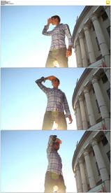 年轻人寻找眺望