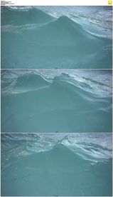 涌动的浅蓝色水波纹