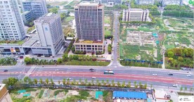 城市俯拍公路上行驶的汽车视频