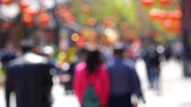 街道上流动的模糊人群
