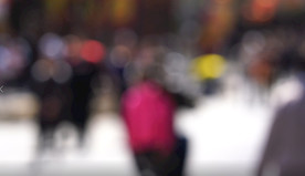 街道模糊流动的人群和光斑