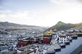 扎什伦布寺视角下晨曦中日喀则城