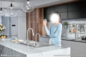 厨房 橱柜美女图片 高清