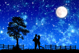 星空下拥抱的情侣剪影