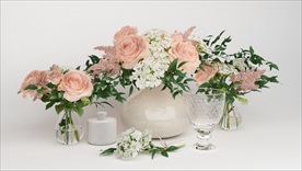 一组餐桌装饰花卉花瓶