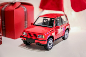 红色高档车模图片