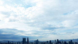 多云的天空，在当代的城市