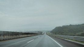 在高速公路上行驶