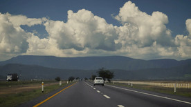 在有山的高速公路上行驶