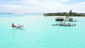 水上飞机到达一个小岛